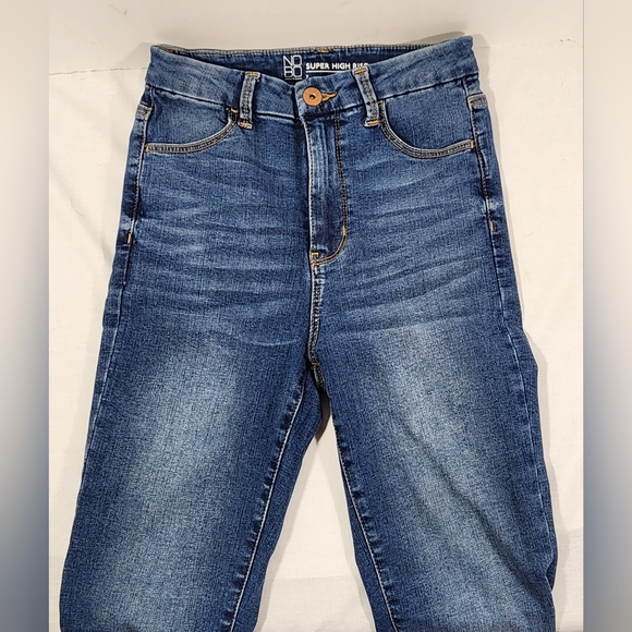 NO BOUNDARIES SUPER HIGH RISE JUNIORS JEANS, SIZE 7, DARK WASH, BLUE - Picture 2 of 13